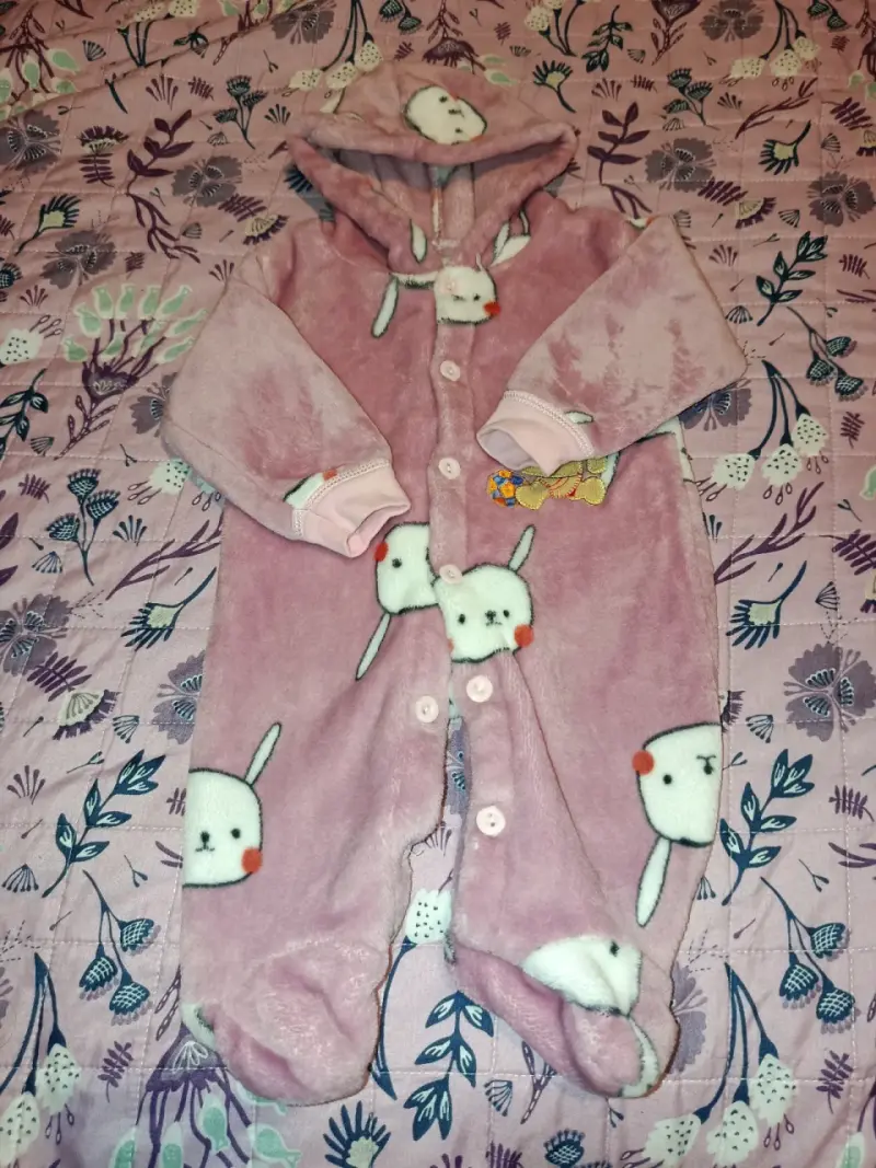 Enterito de bebé rosado con diseño de conejo - 5