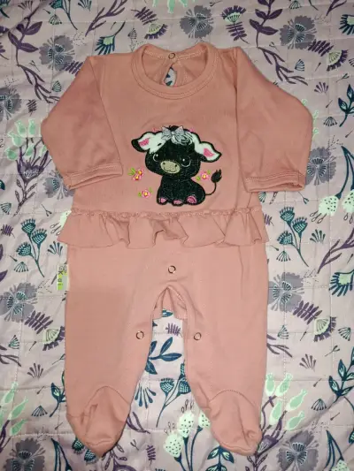 Enterito de bebé rosado con diseño de conejo - miniatura 6