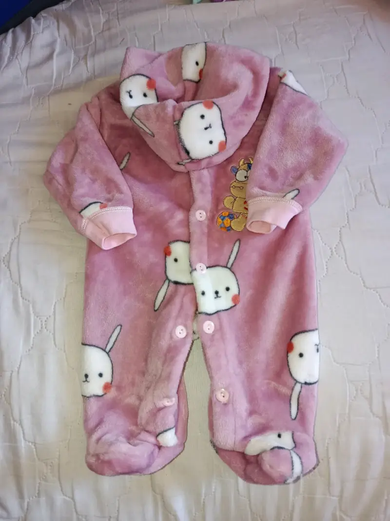Enterito de bebé rosado con diseño de conejo - 9
