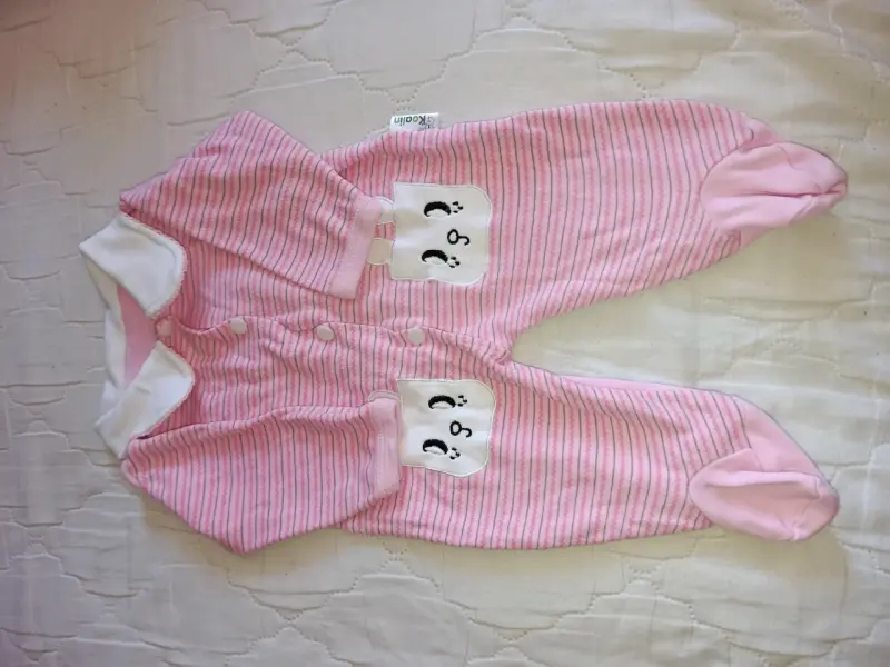 Enterito de bebé rosado con diseño de conejo - 10