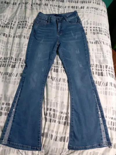 Jeans acampanados con detalles brillantes - miniatura 1