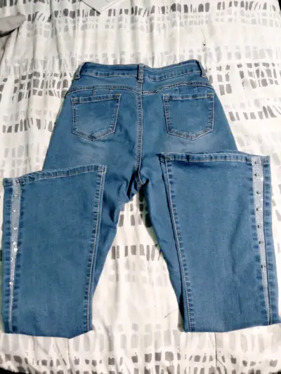 Jeans acampanados con detalles brillantes - miniatura 2