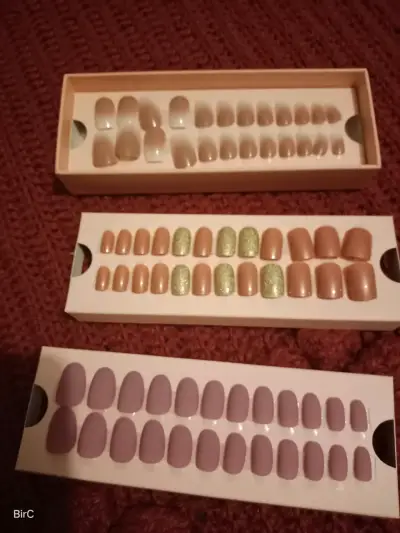 Set de uñas postizas en varios colores - miniatura 1