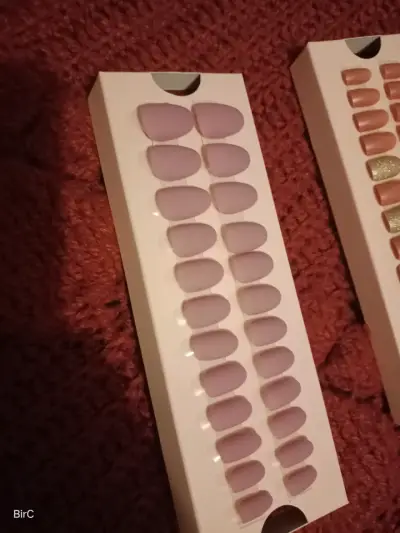 Set de uñas postizas en varios colores - miniatura 2
