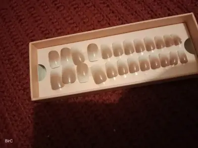 Set de uñas postizas en varios colores - miniatura 4