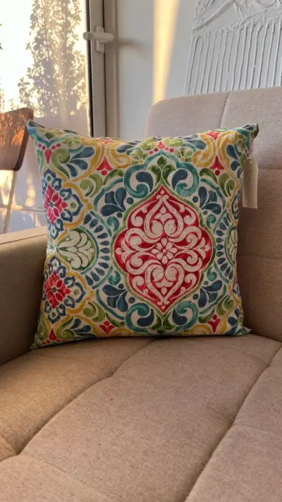 Cojín decorativo con diseño colorido - miniatura 1