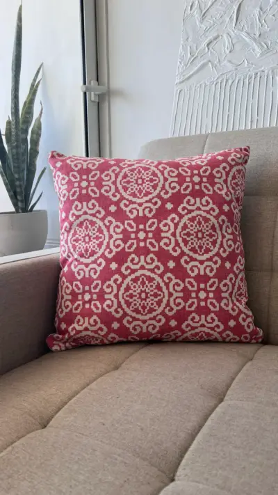 Cojín decorativo con diseño colorido - miniatura 3