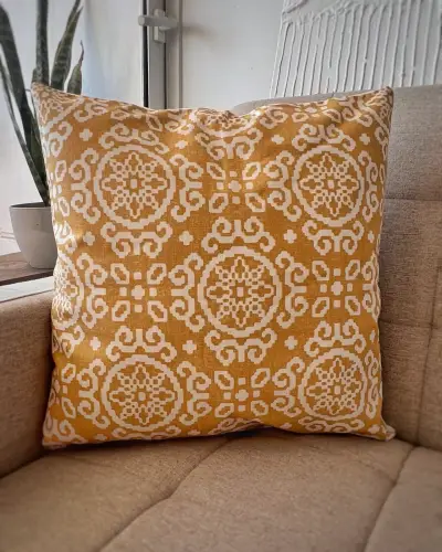 Cojín decorativo con diseño colorido - miniatura 4