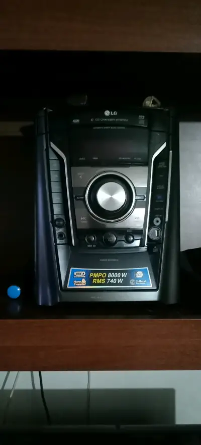 Sistema de sonido LG con CD y USB - miniatura 1