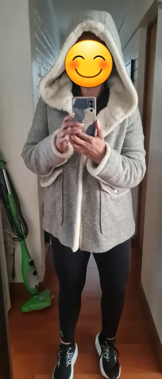 Abrigo de lana gris con capucha