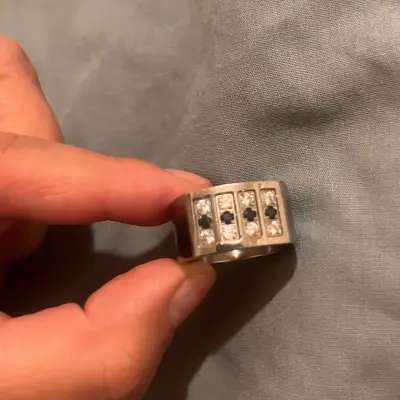 Anillo de acero con piedras negras y blancas - miniatura 2