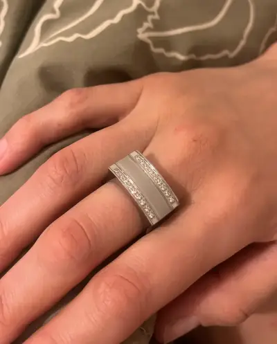 Anillo de acero con incrustaciones en blanco - miniatura 1