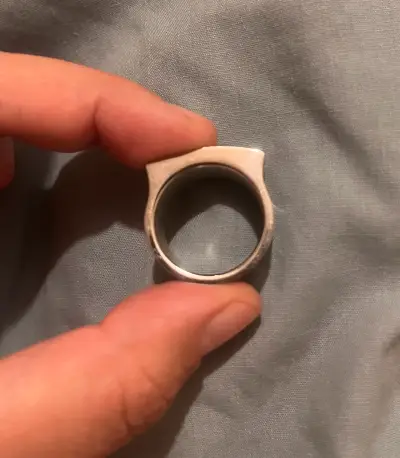 Anillo de acero con incrustaciones en blanco - miniatura 2