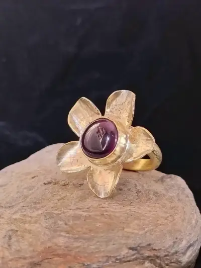 Anillo de flor en bronce con una amatista - miniatura 1