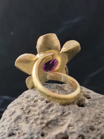 Anillo de flor en bronce con una amatista - miniatura 2