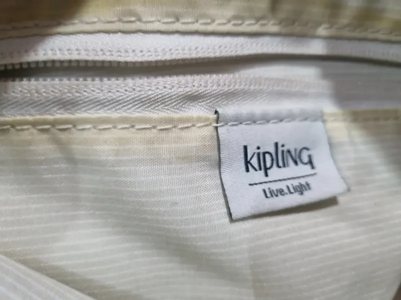 Bolso Kipling beige con correa ajustable - 2