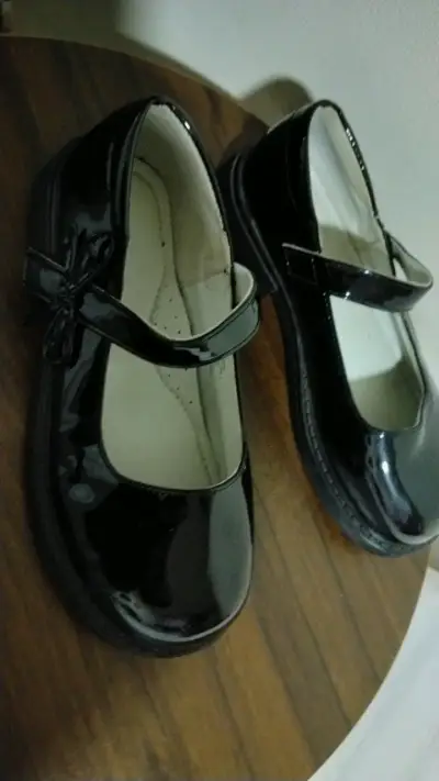 Zapatos de charol negros para niña - miniatura 2