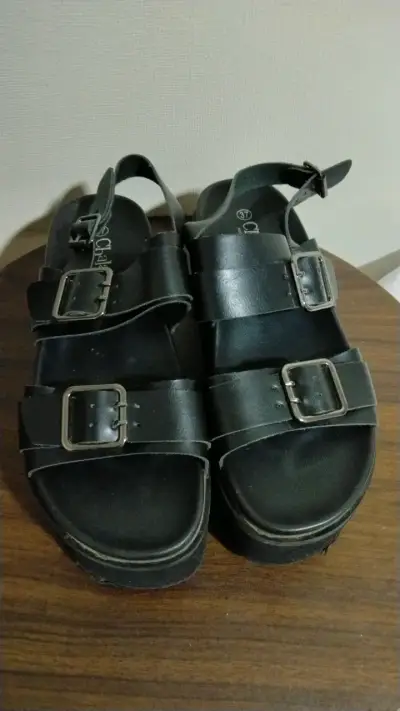 Sandalias negras de cuero con hebillas - miniatura 1