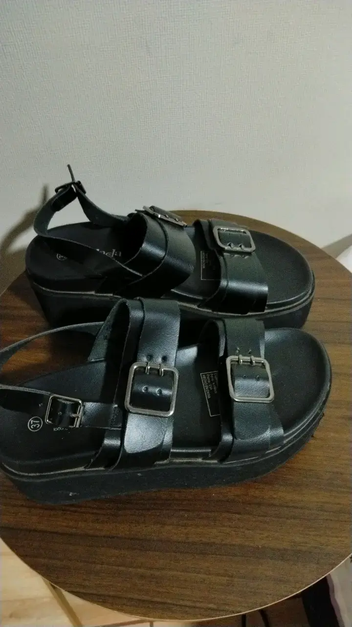 Sandalias negras de cuero con hebillas - 2