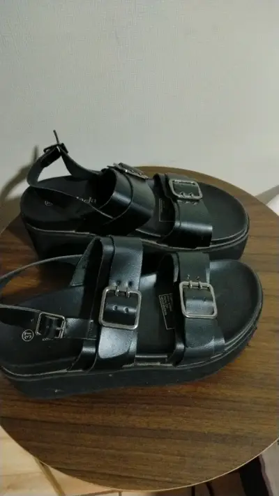 Sandalias negras de cuero con hebillas - miniatura 2