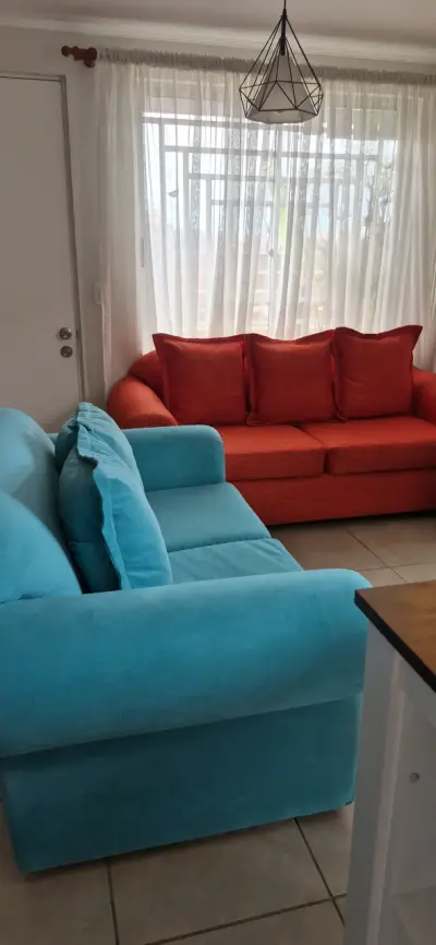 Juego de sofás coloridos en buen estado - miniatura 1