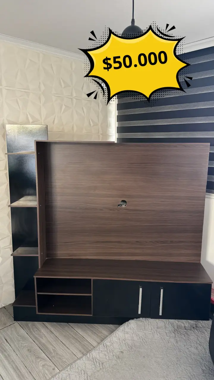 Mueble de TV con estantes de madera