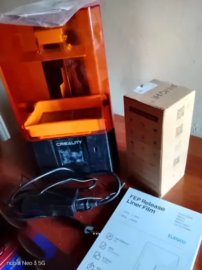 Impresora 3D Creality con resina y accesorios - miniatura 1