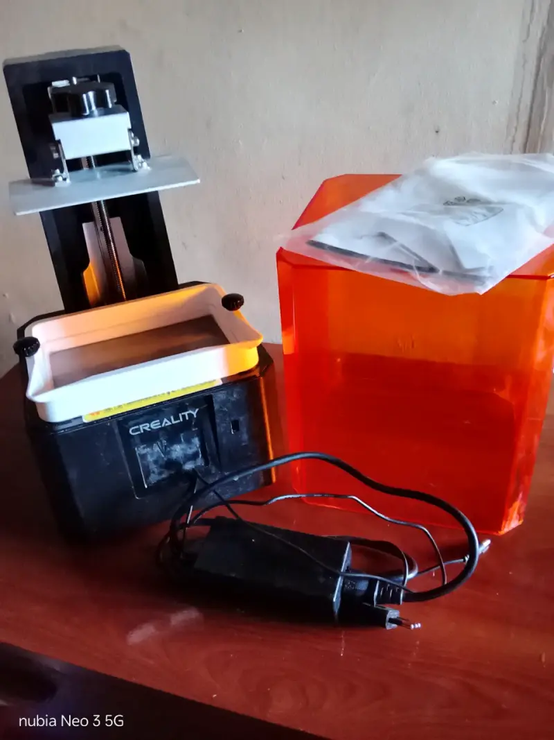 Impresora 3D Creality con resina y accesorios - 2