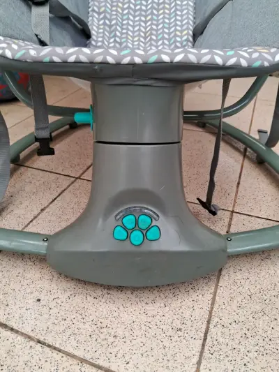 Silla mecedora para bebé gris y coche - miniatura 2