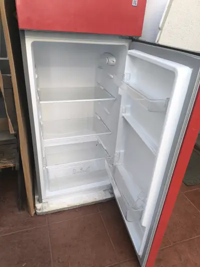Refrigerador compacto rojo con congelador - miniatura 1
