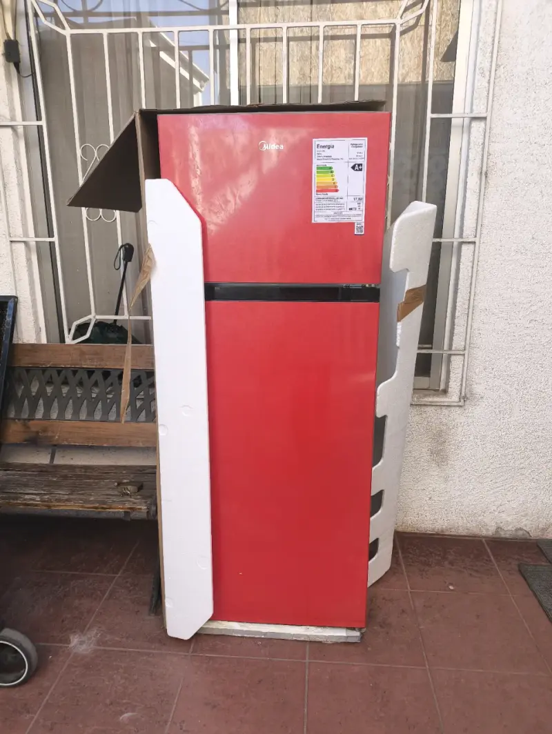 Refrigerador compacto rojo con congelador - 2