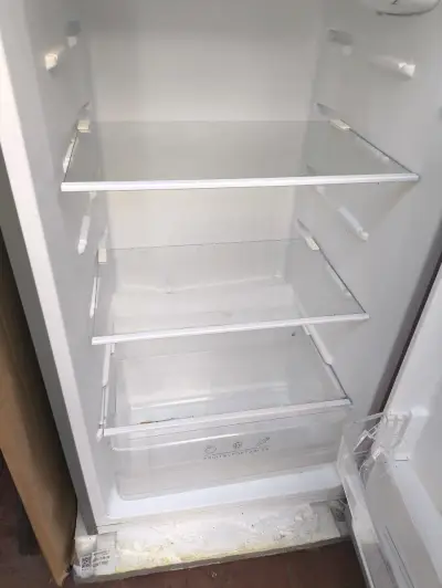 Refrigerador compacto rojo con congelador - miniatura 3