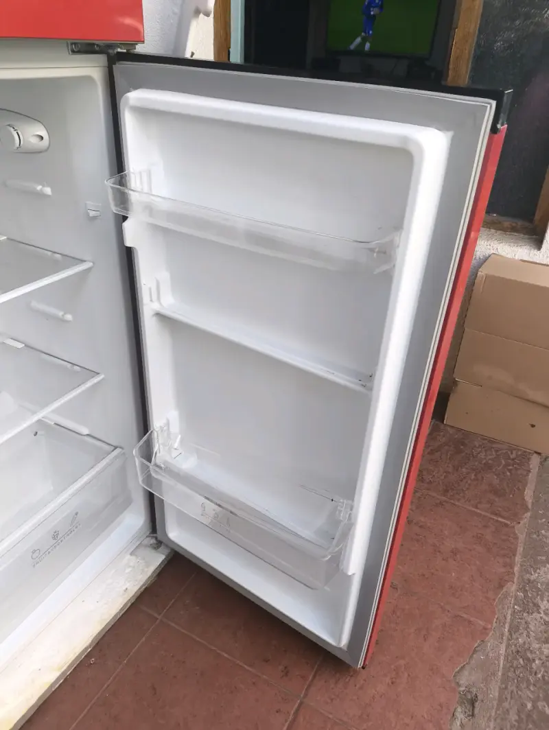 Refrigerador compacto rojo con congelador - 4