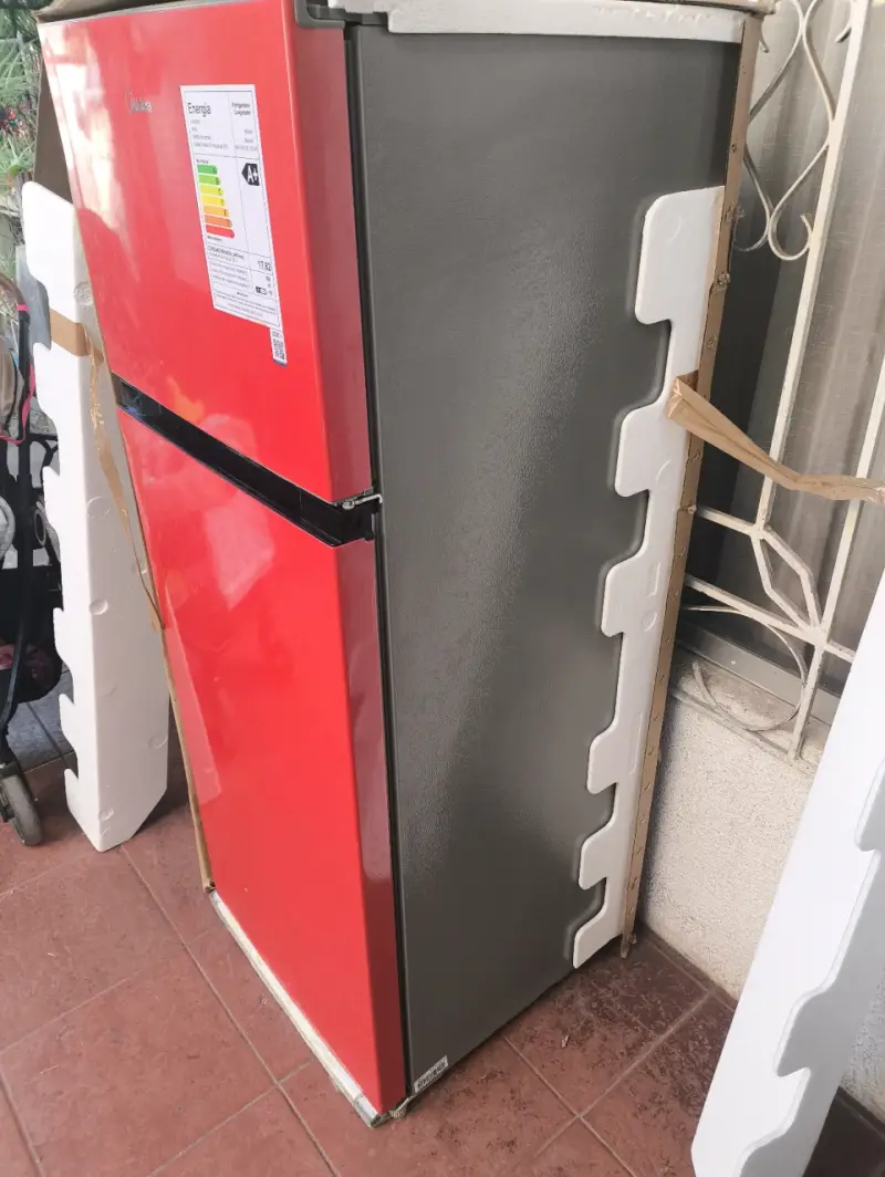 Refrigerador compacto rojo con congelador - 6