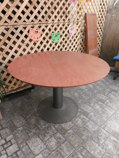Mesa redonda de madera para oficina de reuniones - miniatura 1