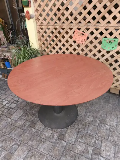 Mesa redonda de madera para oficina de reuniones - miniatura 3
