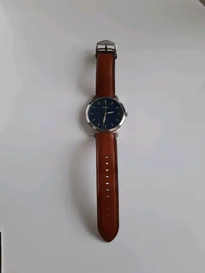 Reloj Fossil con correa de cuero marrón - miniatura 1