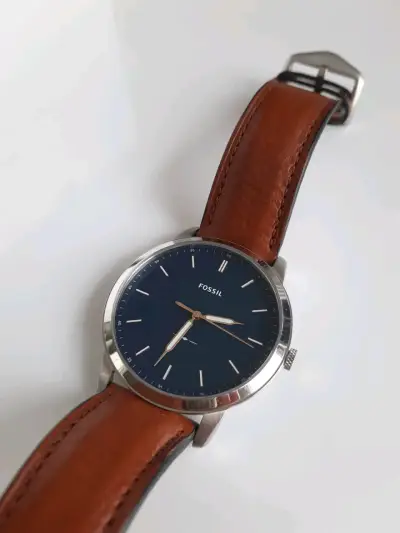 Reloj Fossil con correa de cuero marrón - miniatura 2