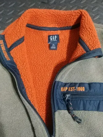 Chaqueta polar GAP verde con detalles naranjas - miniatura 3