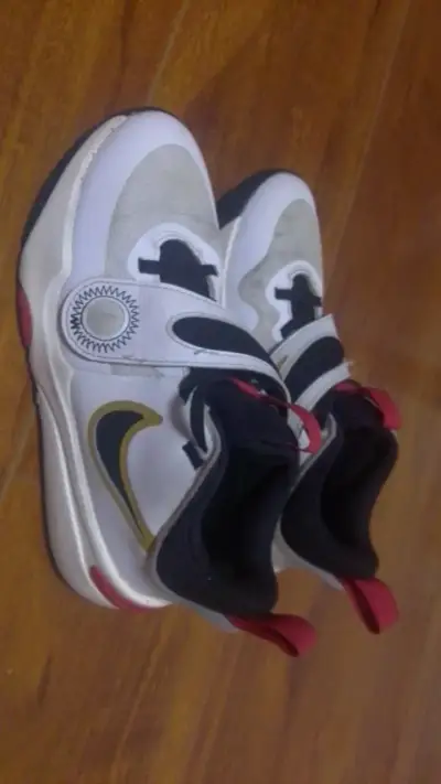 Zapatillas deportivas blancas con detalles negros - miniatura 1