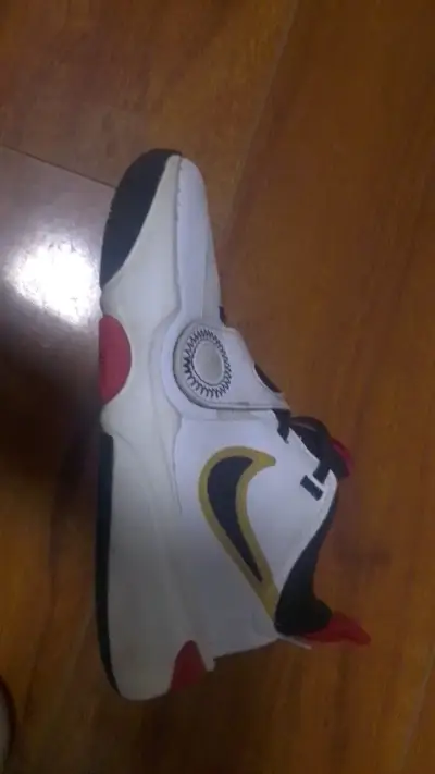 Zapatillas deportivas blancas con detalles negros - miniatura 2