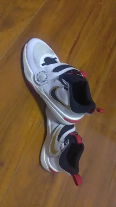 Zapatillas deportivas blancas con detalles negros - miniatura 3
