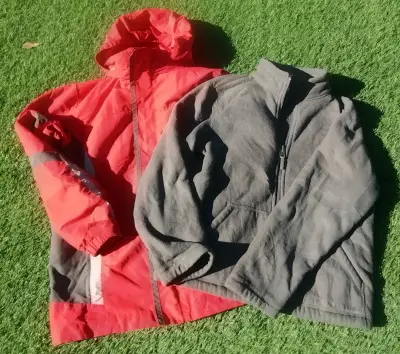Chaqueta roja impermeable y polar gris - miniatura 1