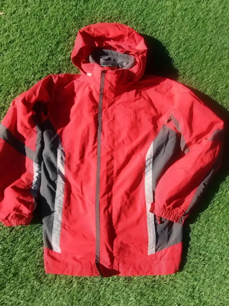 Chaqueta roja impermeable y polar gris - 2
