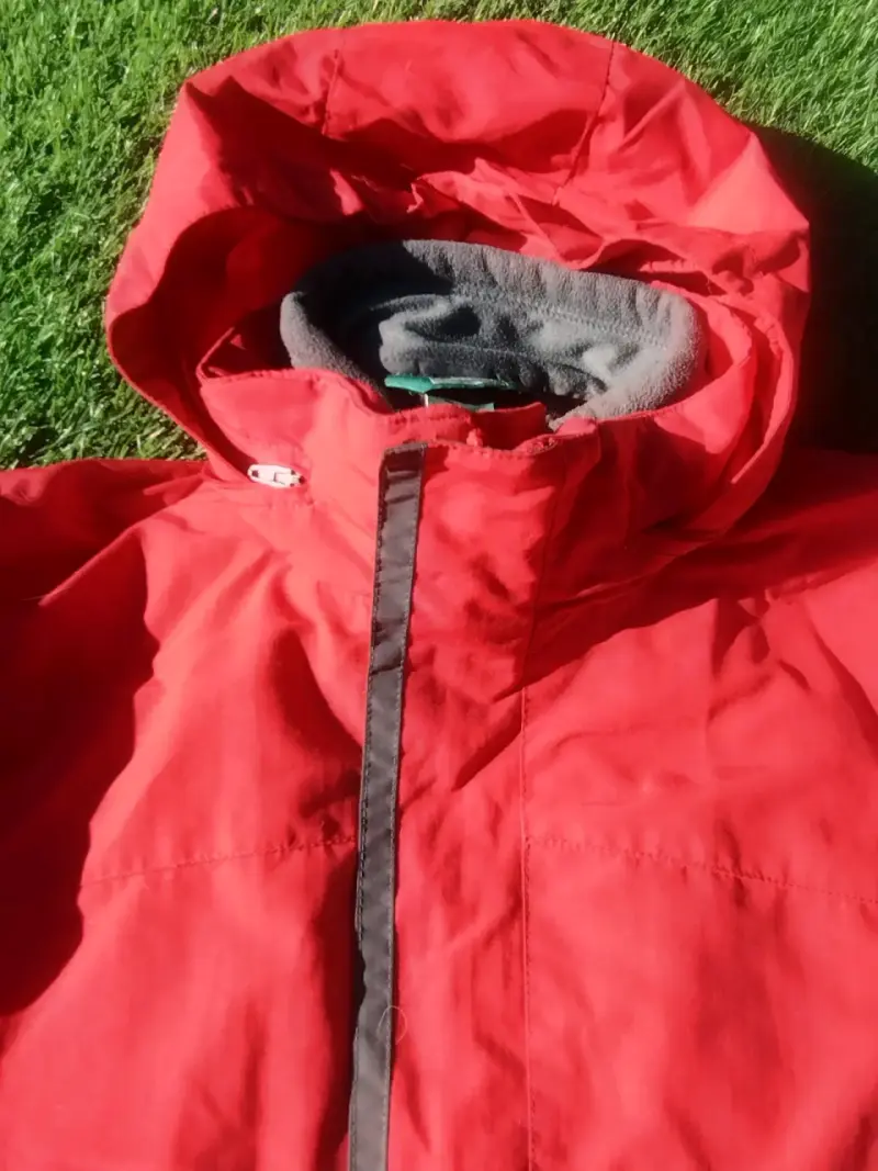 Chaqueta roja impermeable y polar gris - 3