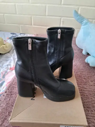 Botines negros de cuero con tacón alto - miniatura 1