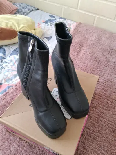 Botines negros de cuero con tacón alto - miniatura 2