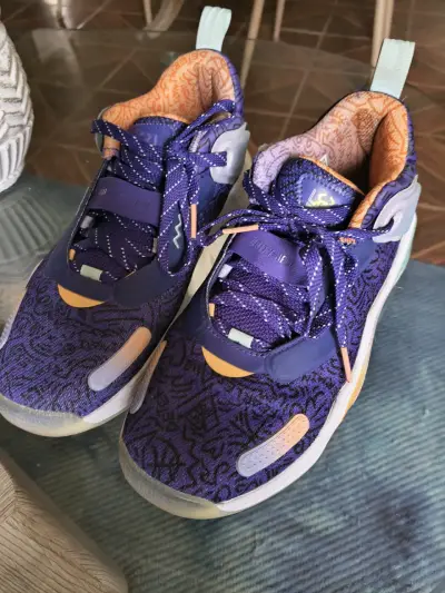 Zapatillas deportivas Nike moradas y naranjas - miniatura 1