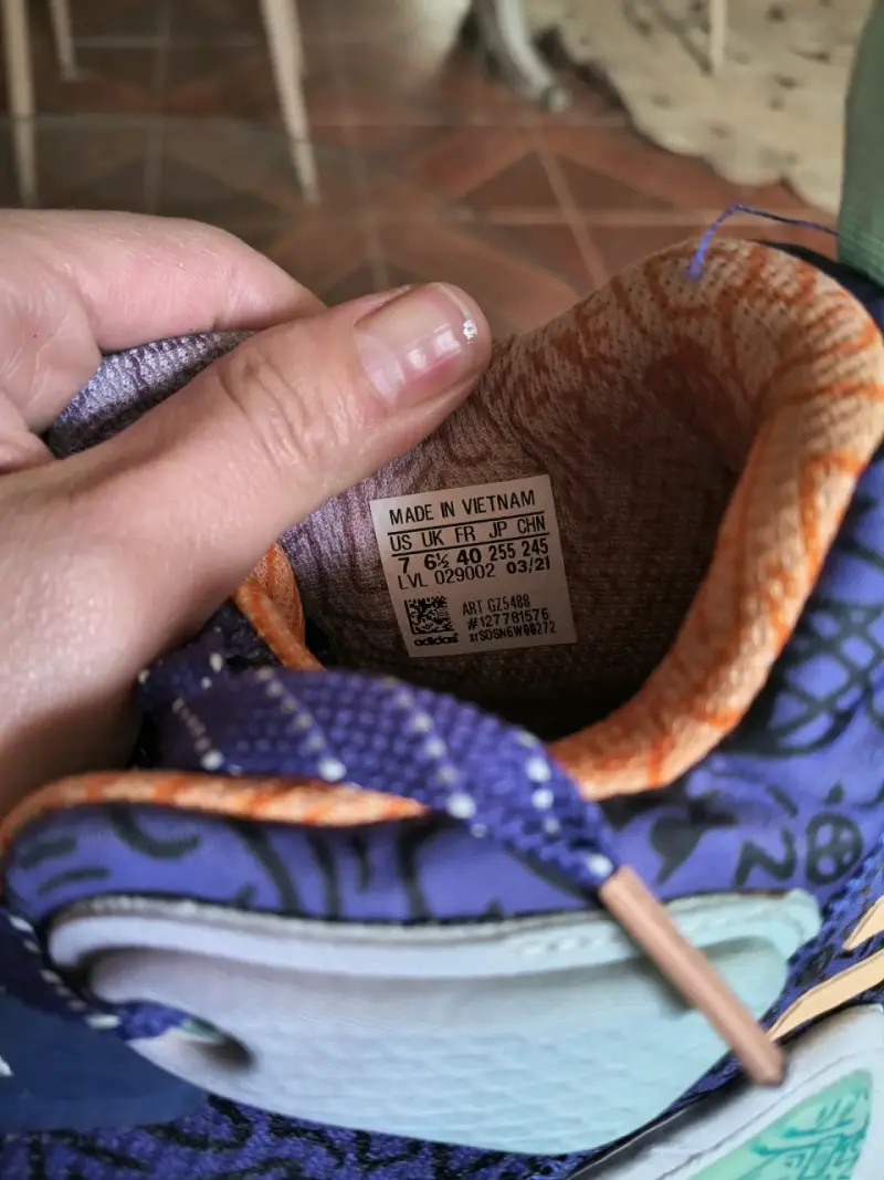 Zapatillas deportivas Nike moradas y naranjas - 2