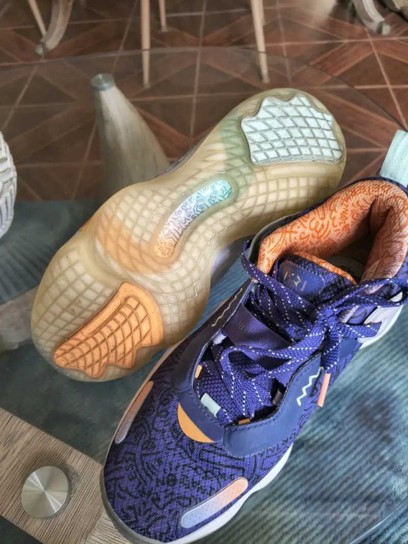 Zapatillas deportivas Nike moradas y naranjas - 4